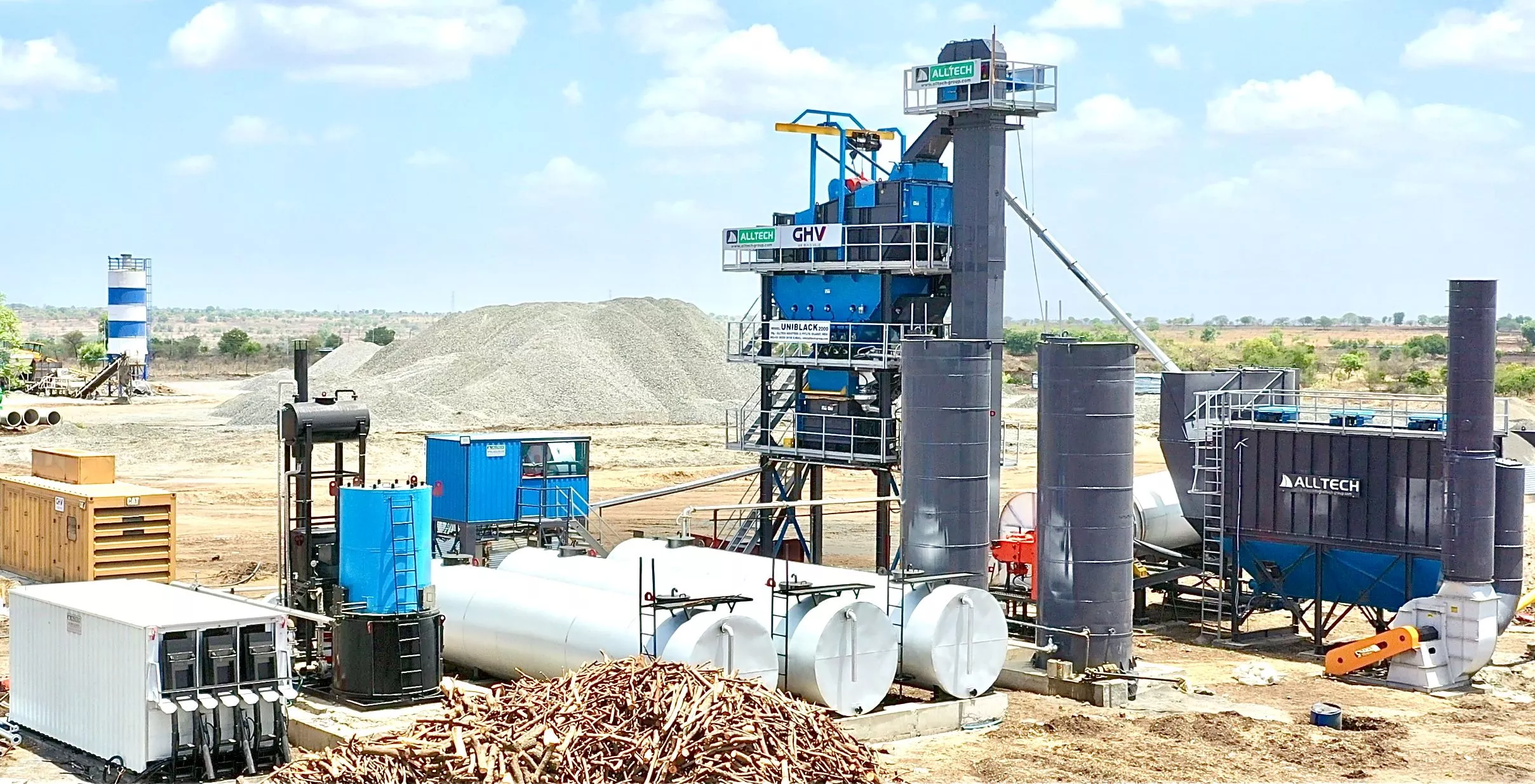 Asphalt plant with bitumen decanter